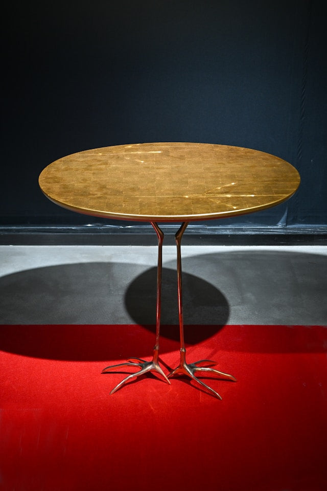 Round End Tables for Small Spaces: Why Curved Shapes Work Well Beside Sofas and Beds