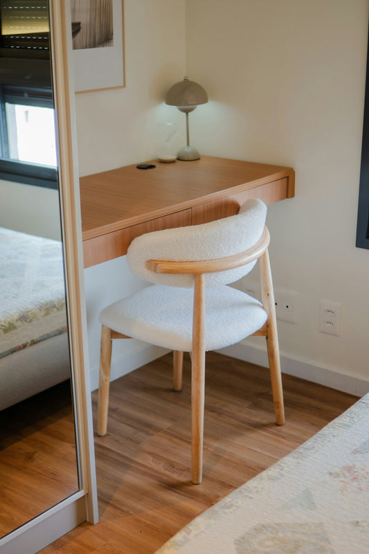 How to Choose the Right Vanity Desk Size for Your Bedroom