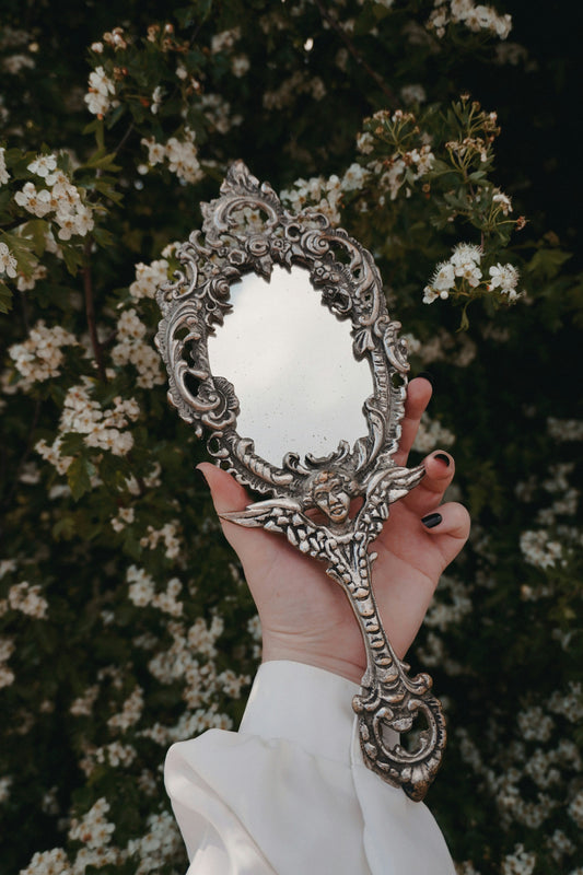 How to Choose Between a Single Mirror and a Tri-Fold Vanity Mirror
