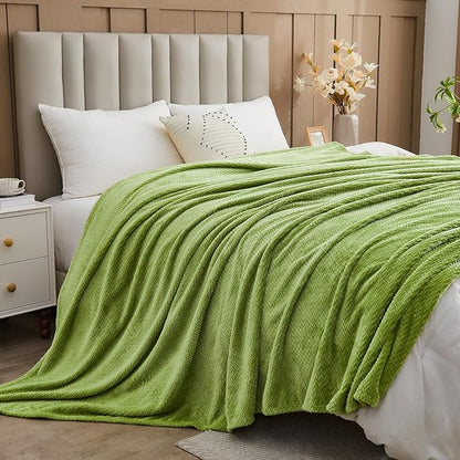 NEWCOSPLAY Super Soft Twin Blanket Green Premium Silky Flannel Fleece Leaves Pattern Lightweight Bed Blanket All Season Use (Green, Twin(60"x80"))