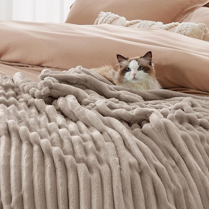 Bedsure GentleSoft Mocha Meringue Full Blanket for Couch - Cozy Soft Blankets for Women, Cute Small Fleece Throws for Girls, Birthday Gifts for Women Decor Gifts for Mom, 84x90 Inches